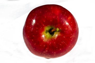 Taze ve sulu elma, vitamin bakımından zengin. Enerjini arttırmak için sağlıklı bir atıştırmalık. Meyveler genel refah için gerekli besinler açısından zengindir..