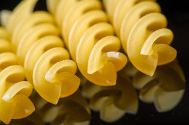 Otantik İtalyan fusilli makarna, buğdaydan yapılır. Öğlen veya akşam yemeği için müsait. Altın rengi ve lezzetli bir tadı var. Geleneksel İtalyan yemekleri için ideal..