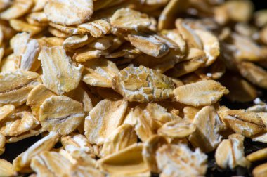 Güne sağlıklı bir kahvaltıyla başla. Yulaf ezmesi, yulaf lapası veya müsli seç. Sabah rutinine çeşitlilik katmak için besleyici bir yöntem..