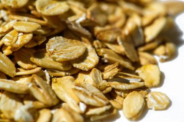 Güne sağlıklı bir kahvaltıyla başla. Yulaf ezmesi, yulaf lapası veya müsli seç. Yoğun bir sabah için hızlı ve kolay bir şekilde hazırlanın..