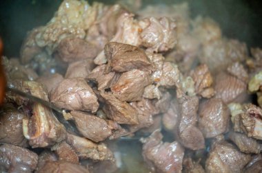 Geleneksel bir kazanda kuzu kızartması, tereyağı ve yağda pişirilmiş. Lezzetli bir et yemeği, doyurucu bir öğle yemeği için ideal. Yumuşak kuzunun lezzetli bir karışımı ve yağlı bir tadı var..