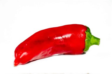 Şili biberlerinin dünyasını ve kullanım alanlarını keşfedin. Capsaicinoidleri öğren. Biberin keskinliğinden sorumlu bileşikler. Capsicum Annuum 'un tarihini ve kültürel önemini öğren..
