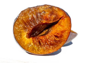 Erik. Vitamin zengini, sulu ve lezzetli bir meyve. Bahçıvana evde olgun erikler yetiştirmesi için bahşiş. Düzenli olarak erik yemenin sağlık yararlarını öğrenin.