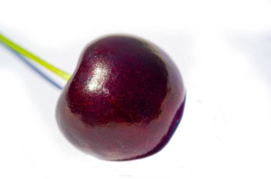 Taze kirazlar vitaminlerde yüksektir. Lezzetli bir atıştırmanın sulu ve olgun bir versiyonu. Vejetaryenler için uygun ve sağlıklı..