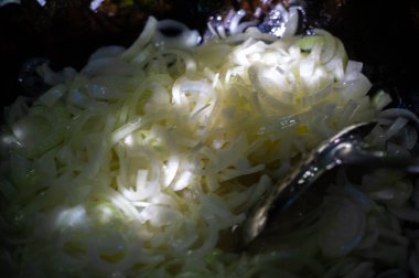 Geleneksel pilavı bir kazanda kızartılmış soğanla hazırlama yöntemi yemeğe zengin ve aromatik bir tat verir. Karamelize soğan genel lezzet profiline derinlik ve karmaşıklık ekler..