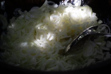 Kızarmış soğanlı pilav hazırlamanın geleneksel yolu. Soğanları kızartmak yemeğe tat ve aroma ekler. Tava kızartma tekniği soğanlara çıtır çıtır bir doku veriyor..