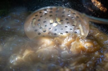 Geleneksel pilavı kazanda kızartılmış soğanla hazırlama yöntemi pilava zengin ve aromatik bir tat verir. Soğanlar yemeğe derinlik ve tatlılık ekler..