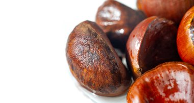 Sonbaharın özünü, zarif kestane ağaçlarımızla birlikte al. Zarif ve sofistike tasarım, mevsimsel dekorları sergilemek için mükemmel. Saf beyaz arkaplan