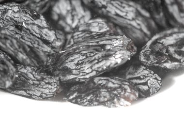 Siyah kuru üzümler yemeklerinize tatlılık katmak için idealdir. Kendi başına atıştırmak ya da yemek tarifleri eklemek için birebirdir. Güneş maksimum lezzet ve tatlılık için kurumuş.