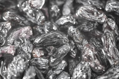 Kara kuru üzümler birçok yemeğin çok yönlü bir bileşenidir. Kuru üzümün zengin ve tatlı tadını keşfet. Aşçılık kreasyonlarınıza siyah kuru üzümlerle derinlik ve karmaşıklık ekleyin.