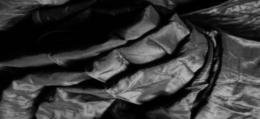 Mavi ipek kumaş. Şatafatlı, donuk ve basitçe örülmüş, bu materyal çeşitli çizgiler içeriyor, bu da projeleriniz için mükemmel bir seçim, tasarımlar.