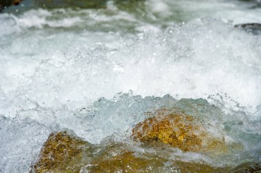 Kendini çağlayan dağ akıntılarıyla dolu bir doğa senfonisine daldır. Yumuşak ve ebedi taşların yarattığı büyüleyici melodiyi hissedin. Yemyeşil manzaraların arasında dans et