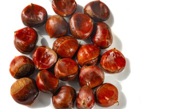 Olgun kestanelerin güzelliğinin tadını çıkar. Bu çarpıcı görüntüyle düşüşün özünü yakala. Her yere doğa dokunuşu eklemek için ideal..