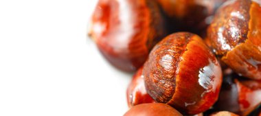 Kızarmış kestanelerin rahatlatıcı aroması duygularınızı doldursun. En sevdiğiniz düşme sahnesinin bu sakin tasvirine, şık, beyaz bir ortamda hayran kalarak. Sonbahar Lezzetleri