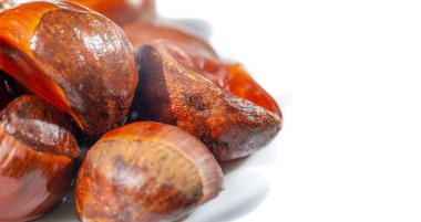 Kendinizi sonbaharın sıcak atmosferine daldırın. Kavrulmuş kestanenin rahatlatıcı tadını çıkar. Bu nostaljik muameleyle sıcak ve rahat bir atmosfer yarat..