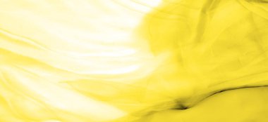 Kusursuz kaleydoskop, sarı ipek. Şık bir sunum için ihtiyacın olan tek şey güneşli sarı ipek bir musluk..