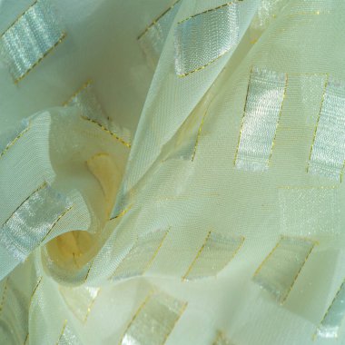 Altın bir çizgi, fildişi pastel, desenli arka plan, desenli kart ile sınırlandırılmış metal kare yerleştirilmiş ipek kumaş.