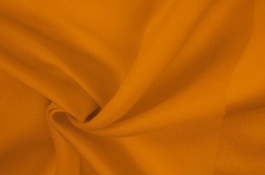 Şatafatlı yüksek kaliteli ipek kumaş. Dokunuşuna yumuşak ve pürüzsüz. Koyu kehribar rengi, perdeler, döşemeler ve aksanlar için her türlü dekor idealine zarafet katar.