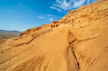 Red Boguty Dağları 'nda nefes kesici bir günbatımının tadını çıkar. Çöl rüyalarının çarpıcı çöl manzarasına yolculuk. Doğanın ateşli başyapıtına tanık olun gözlerinizin önünde.