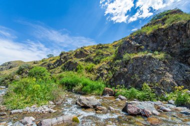 Engebeli kanyon boyunca nehrin huzurlu akışının tadını çıkar. Tüm ihtişamıyla doğanın görkemli güzelliğinin tadını çıkar. Sadece Doğa Ana 'nın sağlayabileceği huzur ve sükuneti kabul et..