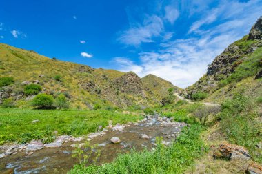 Engebeli bir kanyondan geçen bir nehrin dingin akışını hissedin. Doğanın başyapıtının hayranlık uyandıran güzelliğini deneyimleyin. Kendini dağ manzarasının sükunetine bırak.