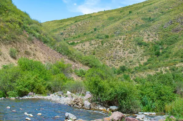 Nehrin engebeli kanyonda akan sakin akışını hisset. Dağlık arazinin çarpıcı doğal güzelliğine hayret ediyorum. Kendini bu doğal harikanın huzurlu sükunetine bırak..