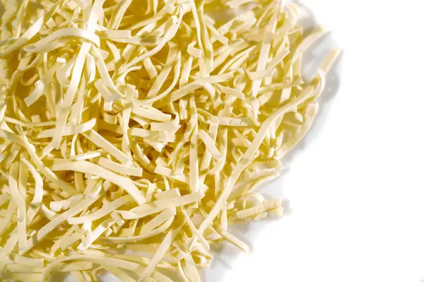 Campofillone Spagetti ve Maccheroncini çeşitlerinden yapılmış otantik İtalyan makarnası. Lezzetli bir öğle ya da akşam yemeği için ideal..