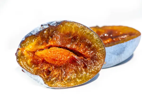 Erik ağaçları harika bir vitamin ve sulu meyve kaynağıdır. Bahçenizde olgun erikler yetiştirmek için bahçe ipuçları. Taze eriklerin sağlık yararlarını kendi bahçenizden öğrenin..