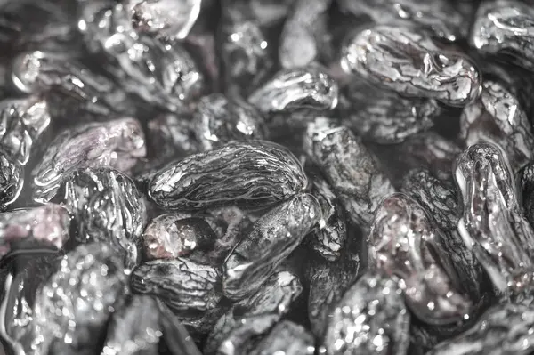 Kara kuru üzümler birçok yemeğin çok yönlü bir bileşenidir. Kuru üzümün zengin ve tatlı tadını keşfet. Aşçılık kreasyonlarınıza siyah kuru üzümlerle derinlik ve karmaşıklık ekleyin.