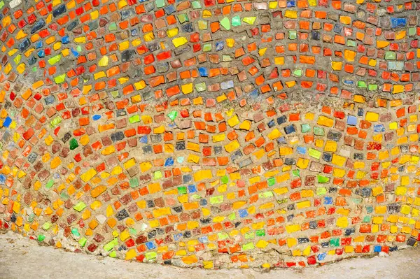 Şehrin canlı renklerini ve ruhunu mozaik bir duvardan deneyimleyin. Sanatçılık en iyisidir. Şehir hayatının güzelliğini gösteriyorum. Kendinizi şehrin canlı kültürüne ve enerjisine daldırın..