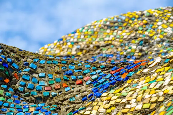 Şehir merkezinde bir mozaik fayans duvarı herkesin zevk alması için interaktif bir sanat tesisi yoldan geçenler için eşsiz bir deneyim.