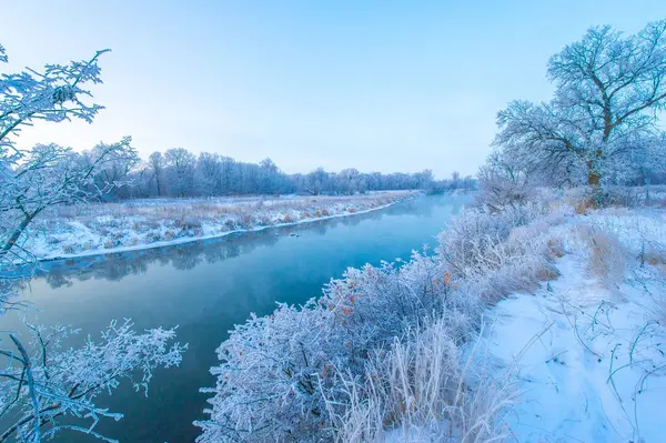 Doğanın nefes kesen manzarasına tanık olun. Güneş, gökyüzünü turuncu ve pembe tonlarıyla renklendiriyor. Sıcak parıltısını buz nehrine saçıyor. Kış Sihirli Doğa Mükemmelliği