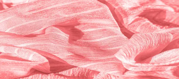 İpek kumaş. Kırmızı kırışık kumaş dokusu. Kırmızı buruşuk peri dokusu dalgalı yüzey, yakın plan., 
