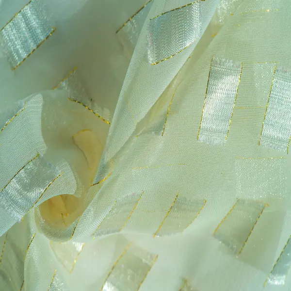 Altın bir çizgi, fildişi pastel, desenli arka plan, desenli kart ile sınırlandırılmış metal kare yerleştirilmiş ipek kumaş.