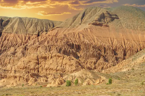 Red Boguty Dağları 'nın nefes kesici güzelliğini tecrübe edin. Bu büyüleyici çöl vahasında seyahat edin. Batan güneşin ateşli gölgeleri kalbini büyülesin..