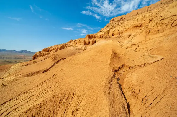 Red Boguty Dağları 'nda nefes kesici bir günbatımının tadını çıkar. Çöl rüyalarının çarpıcı çöl manzarasına yolculuk. Doğanın ateşli başyapıtına tanık olun gözlerinizin önünde.