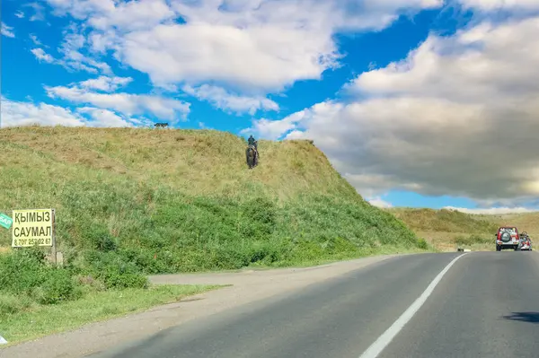 2021 05 07 Kazakistan Almatı bölgesi dağlara giden manzaralı yolu araştırın. Dağ eteklerinde manzaralı bir yolculuğun tadını çıkar. Yol boyunca saklı hazineleri keşfedin..