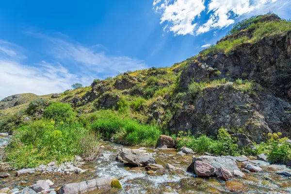 Engebeli kanyon boyunca nehrin huzurlu akışının tadını çıkar. Tüm ihtişamıyla doğanın görkemli güzelliğinin tadını çıkar. Sadece Doğa Ana 'nın sağlayabileceği huzur ve sükuneti kabul et..