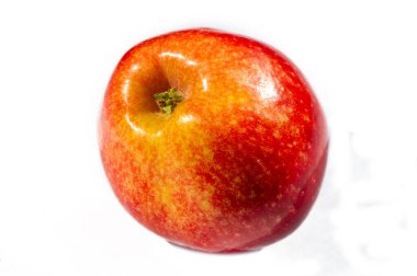 Beyaz arka planda taze ve sulu kırmızı elma. Vitamin ve besin bakımından zengin. Sağlıklı bir atıştırmalık ya da yemeğe ilave olarak ideal..