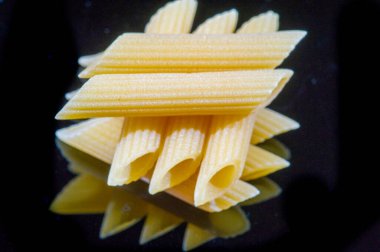 Klasik İtalyan yemeklerini keşfedin. Penne ve spagetti gibi geleneksel makarna yemeklerinin tadını çıkar. Marinara, pesto ve arrabbiata gibi lezzetli sosları deneyin..