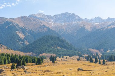 Tien Shan dağlarındaki sonbaharın çarpıcı güzelliğinin tadını çıkar. Çevreyi renklendiren yaprakların canlı renklerine daldırılmalı. Doğa aşıkları için ideal bir tatil yeri..