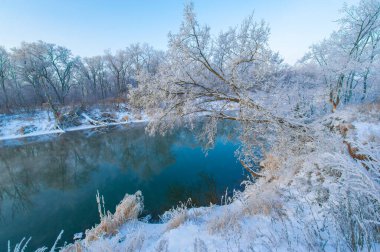 Doğanın kış büyüsünün hayranlık uyandıran güzelliğini tecrübe et. Güneş batarken ve gökyüzünü turuncu ve pembenin ateşli tonlarıyla boyarken izleyin. Buzlu nehre yansıyan güneşin sıcacık parıltısına bak..
