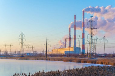 CHP. Kış sisi ve duman bulutlarının büyüleyici dansının tadını çıkarın. Doğanın görkemli sabah gösterisine tanık olun. Bu nefes kesici gösteriye hazır olun..