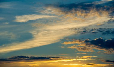 Günbatımında rüya gibi gökyüzünün güzelliğinin tadını çıkar. Gün batımının tadını çıkarmak için sakin ve resimli bir yer. Rüya Gökler 'le çarpıcı gün batımı görüntülerini yakala.