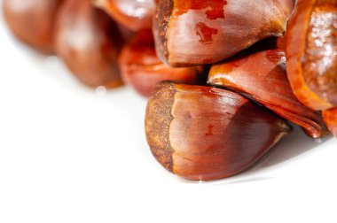 Sonbaharın esansını hassas bir kestane düzeninde hisset. Temiz beyaz bir arkaplan üzerine basit ama sofistike bir sunum. Bu çarpıcı gösteriyle mevsimsel zarafeti tecrübe edin.