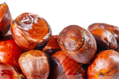 Sonbaharın güzelliğini bu nefes kesici görüntüyle yaşayın. Beyaz arka planda kestanelerle sezonun özünü yakalayın. Hasat mevsimini bu çarpıcı görüntüyle kutlayın..