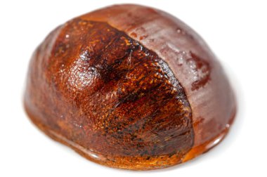 Temiz, minimalist bir dizaynla kestanenin doğal güzelliğinin tadını çıkar. Kestanenin basitliği ve zarafeti beyaz arka planda vurgulanır. Neşe Üzerine Nutl