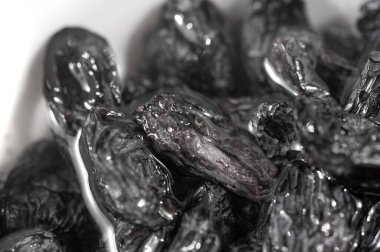 Çeşitli tariflerde siyah kuru üzümlerin çok yönlülüğünü keşfedin. Tabaklarınızı siyah kuru üzümlerin tatlı ve zengin lezzetiyle süsleyin. Bu malzemeyle eşsiz ve lezzetli aşçılık ürünleri oluştur