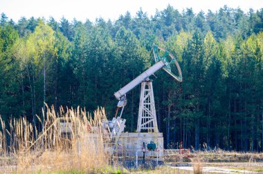 Pompa makinelerinin uzaktan kumandası. İlkbaharın başında ormanın durumunu gözlemleyin. Petrol alanları ve ormancılıkta verimliliği ve verimliliği artırın.