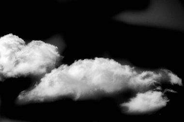 Siyah arka planda beyaz bulut. Renklerin kontrastı çarpıcı bir görsel etki yaratır. Işık ve karanlığın sembolik görüntüsü. Güçlü bir etkisi olan minimalist tasarım.